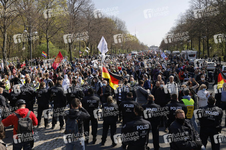 Demonstration gegen die bundesweite Verschärfung des Infektionsschutzgesetzes in Berlin
