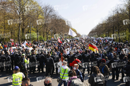Demonstration gegen die bundesweite Verschärfung des Infektionsschutzgesetzes in Berlin