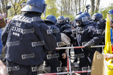 Demonstration gegen die bundesweite Verschärfung des Infektionsschutzgesetzes in Berlin