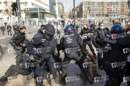 Demonstration gegen die bundesweite Verschärfung des Infektionsschutzgesetzes in Berlin