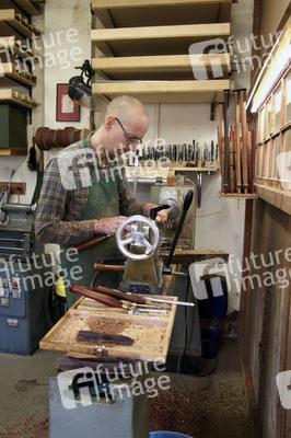 Traditionelle Handwerke - Der Instrumentenbauer