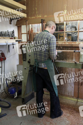 Traditionelle Handwerke - Der Instrumentenbauer