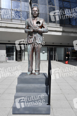 Klaas Heufer-Umlauf Statue in Berlin