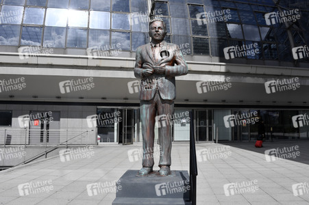 Klaas Heufer-Umlauf Statue in Berlin