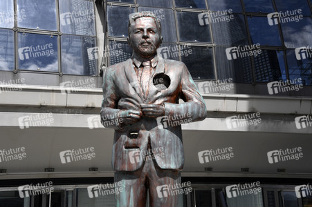 Klaas Heufer-Umlauf Statue in Berlin