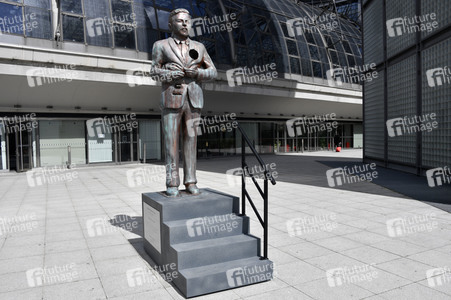 Klaas Heufer-Umlauf Statue in Berlin