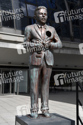 Klaas Heufer-Umlauf Statue in Berlin