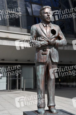 Klaas Heufer-Umlauf Statue in Berlin