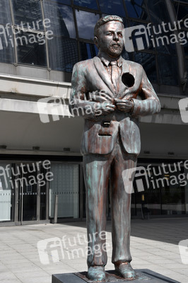 Klaas Heufer-Umlauf Statue in Berlin