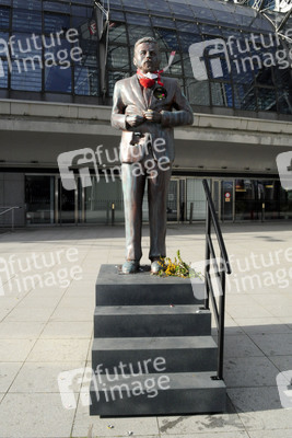 Klaas Heufer-Umlauf Statue in Berlin