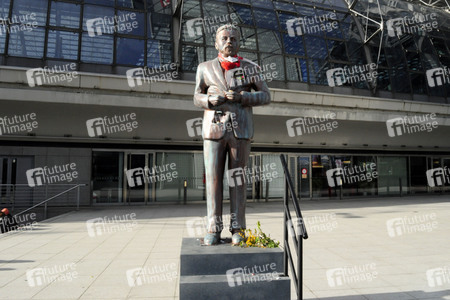 Klaas Heufer-Umlauf Statue in Berlin