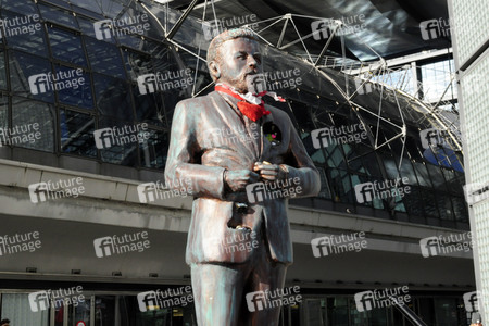 Klaas Heufer-Umlauf Statue in Berlin