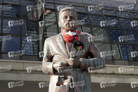 Klaas Heufer-Umlauf Statue in Berlin