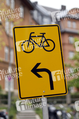 Symbolfoto Vorwegweiser für Radverkehr