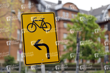 Symbolfoto Vorwegweiser für Radverkehr