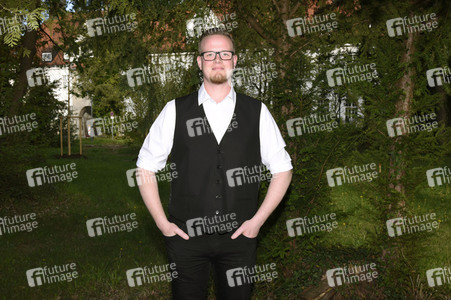 Christoph Baierl beim Streaming von 'Lebensfreude' in Haar