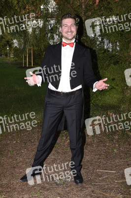 Christoph Baierl beim Streaming von 'Lebensfreude' in Haar