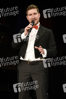 Christoph Baierl beim Streaming von 'Lebensfreude' in Haar