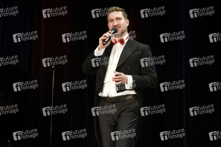 Christoph Baierl beim Streaming von 'Lebensfreude' in Haar