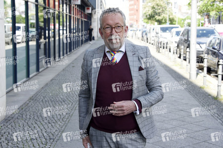 SPD-Aktion Hissung der Regenbogenflagge in Berlin