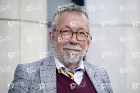 SPD-Aktion Hissung der Regenbogenflagge in Berlin