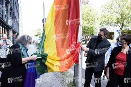 SPD-Aktion Hissung der Regenbogenflagge in Berlin