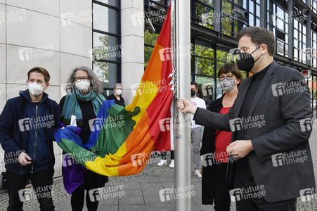SPD-Aktion Hissung der Regenbogenflagge in Berlin