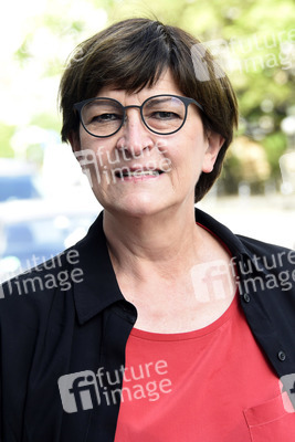 SPD-Aktion Hissung der Regenbogenflagge in Berlin