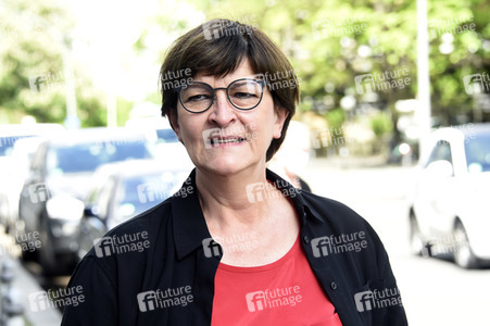 SPD-Aktion Hissung der Regenbogenflagge in Berlin