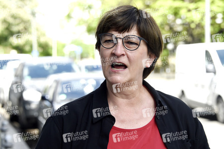 SPD-Aktion Hissung der Regenbogenflagge in Berlin