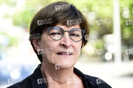 SPD-Aktion Hissung der Regenbogenflagge in Berlin