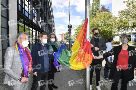 SPD-Aktion Hissung der Regenbogenflagge in Berlin
