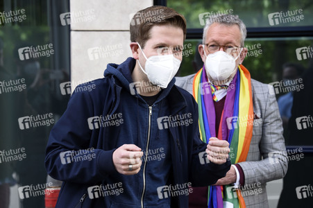 SPD-Aktion Hissung der Regenbogenflagge in Berlin