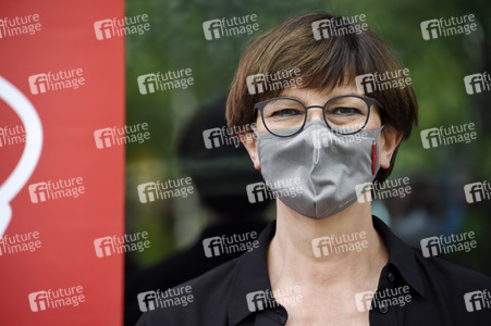SPD-Aktion Hissung der Regenbogenflagge in Berlin