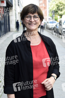 SPD-Aktion Hissung der Regenbogenflagge in Berlin