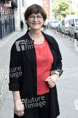SPD-Aktion Hissung der Regenbogenflagge in Berlin