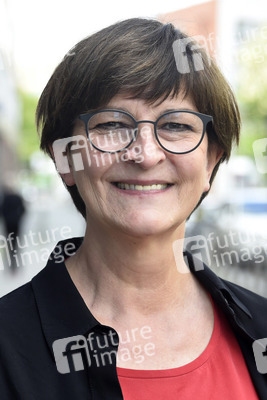 SPD-Aktion Hissung der Regenbogenflagge in Berlin