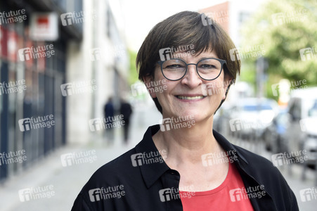 SPD-Aktion Hissung der Regenbogenflagge in Berlin