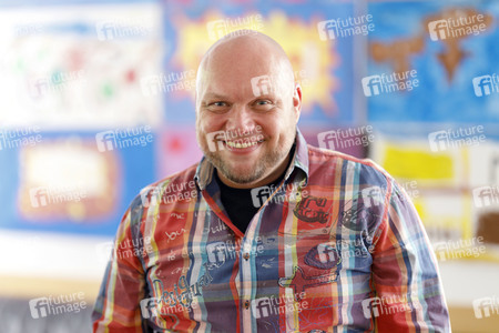 Mallorca-Stars überreichen Spendenscheck an Die Arche in Köln