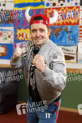 Mallorca-Stars überreichen Spendenscheck an Die Arche in Köln