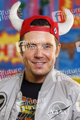 Mallorca-Stars überreichen Spendenscheck an Die Arche in Köln