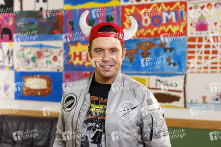 Mallorca-Stars überreichen Spendenscheck an Die Arche in Köln