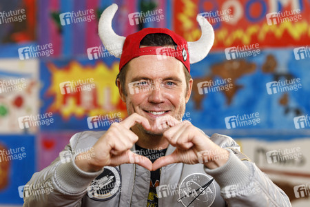 Mallorca-Stars überreichen Spendenscheck an Die Arche in Köln