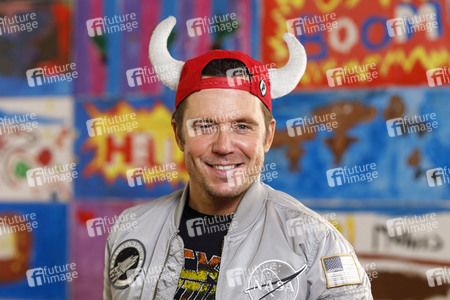 Mallorca-Stars überreichen Spendenscheck an Die Arche in Köln