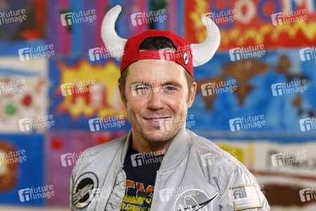 Mallorca-Stars überreichen Spendenscheck an Die Arche in Köln