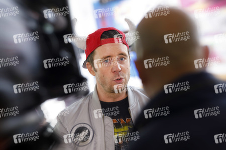 Mallorca-Stars überreichen Spendenscheck an Die Arche in Köln