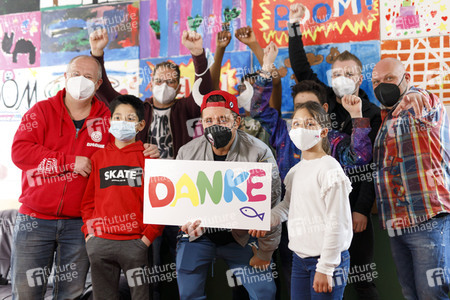 Mallorca-Stars überreichen Spendenscheck an Die Arche in Köln