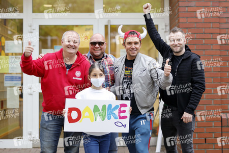 Mallorca-Stars überreichen Spendenscheck an Die Arche in Köln