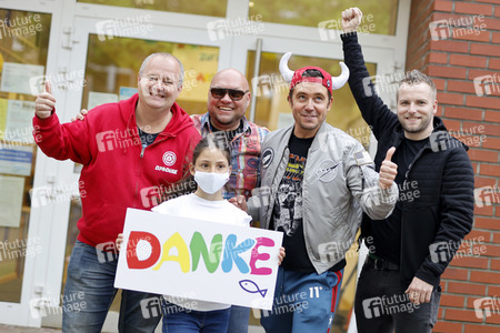 Mallorca-Stars überreichen Spendenscheck an Die Arche in Köln