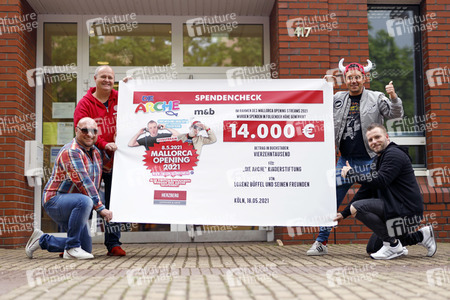 Mallorca-Stars überreichen Spendenscheck an Die Arche in Köln